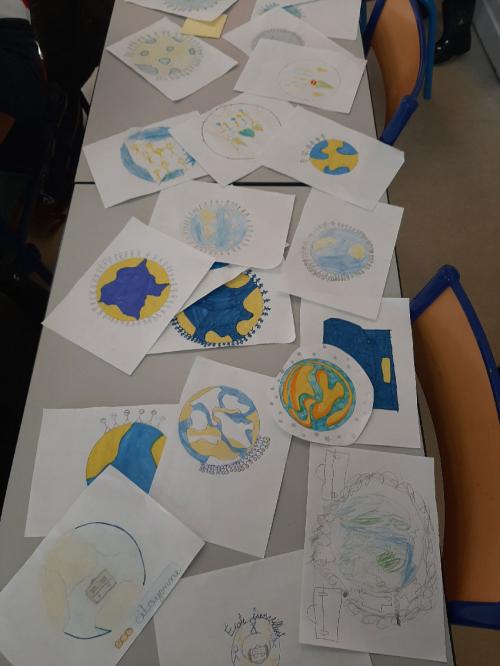 Réflexion des élèves sur le futur logo de l'école